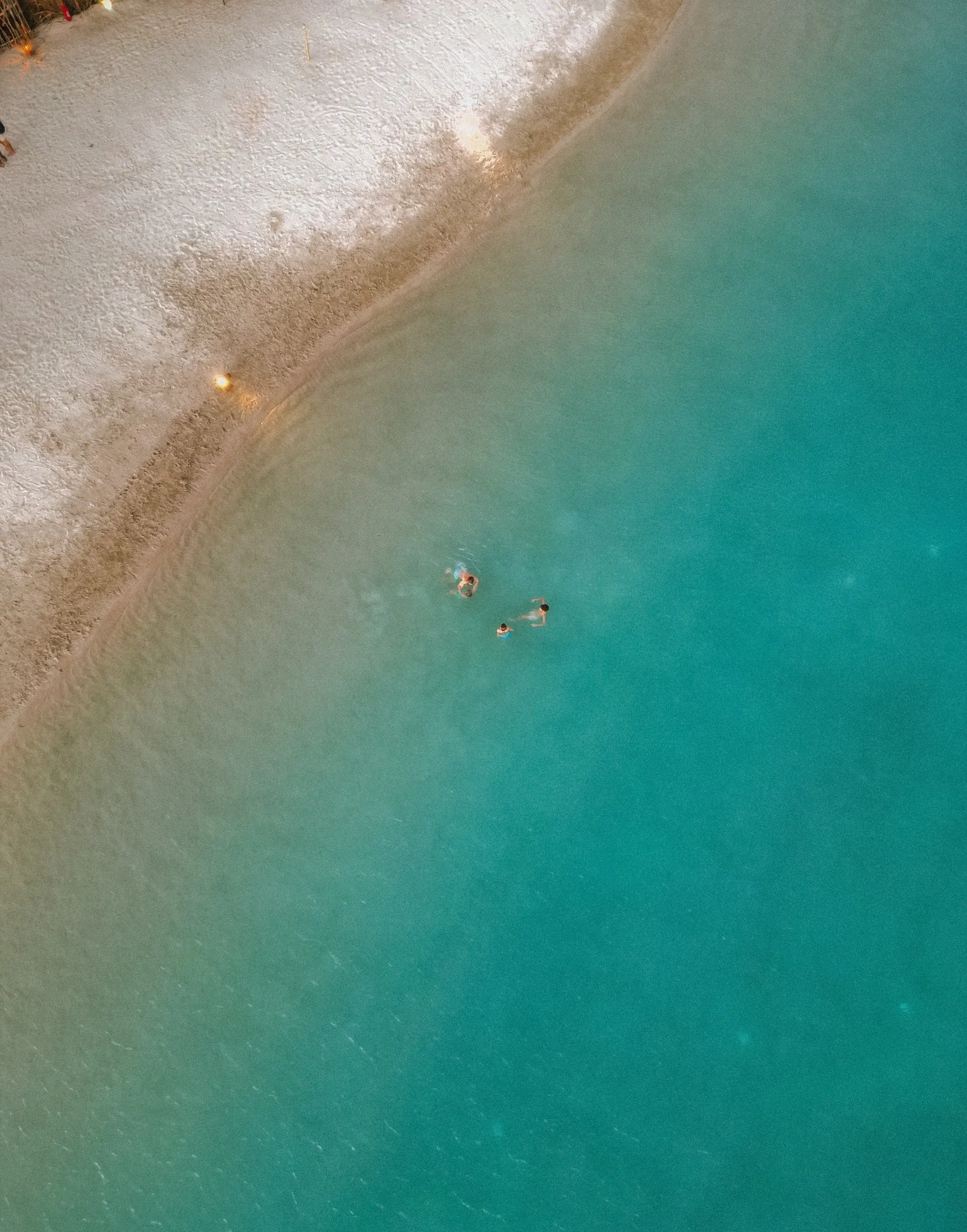 Vista aérea de água turquesa e areia branca