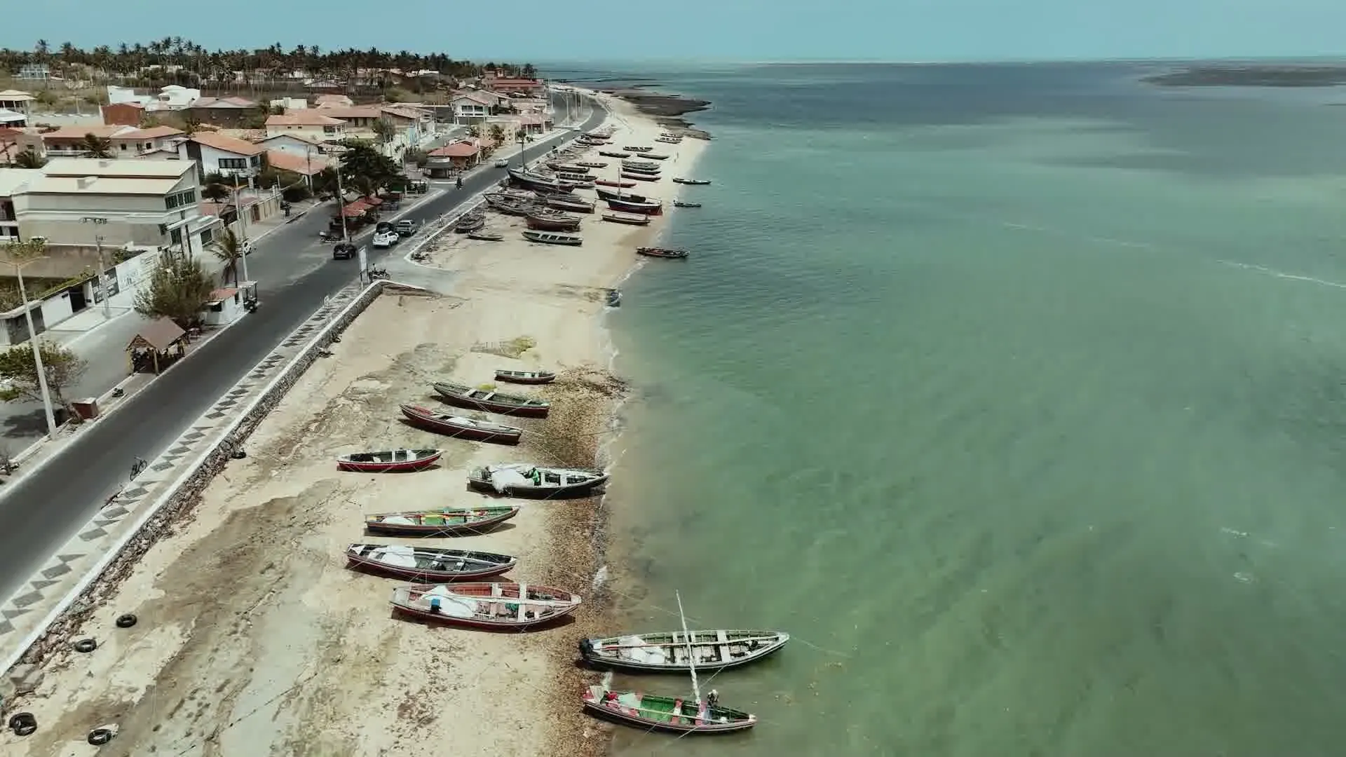 Cidade à beira do rio nos arredores