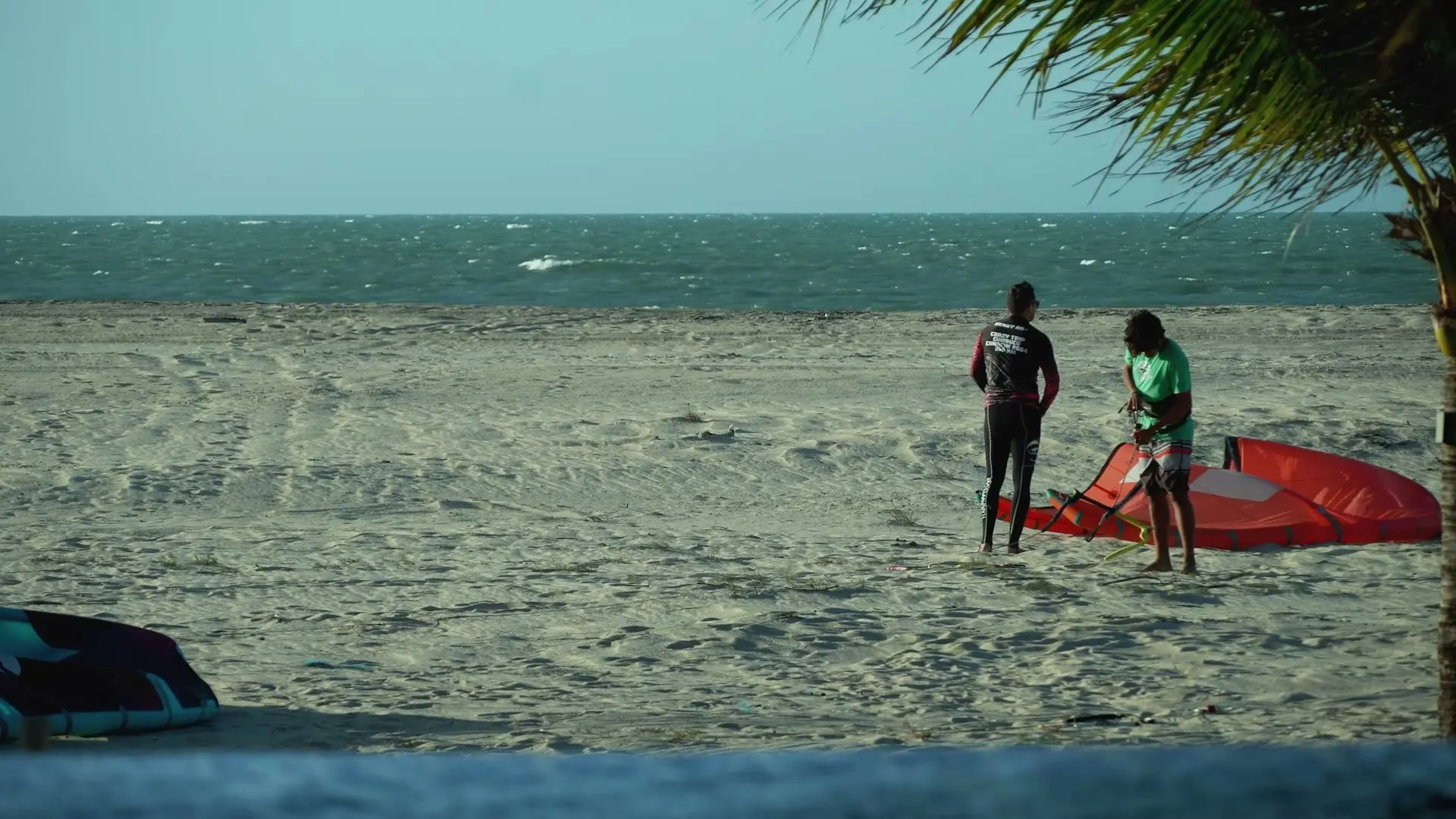 Equipamento de kitesurfe na areia