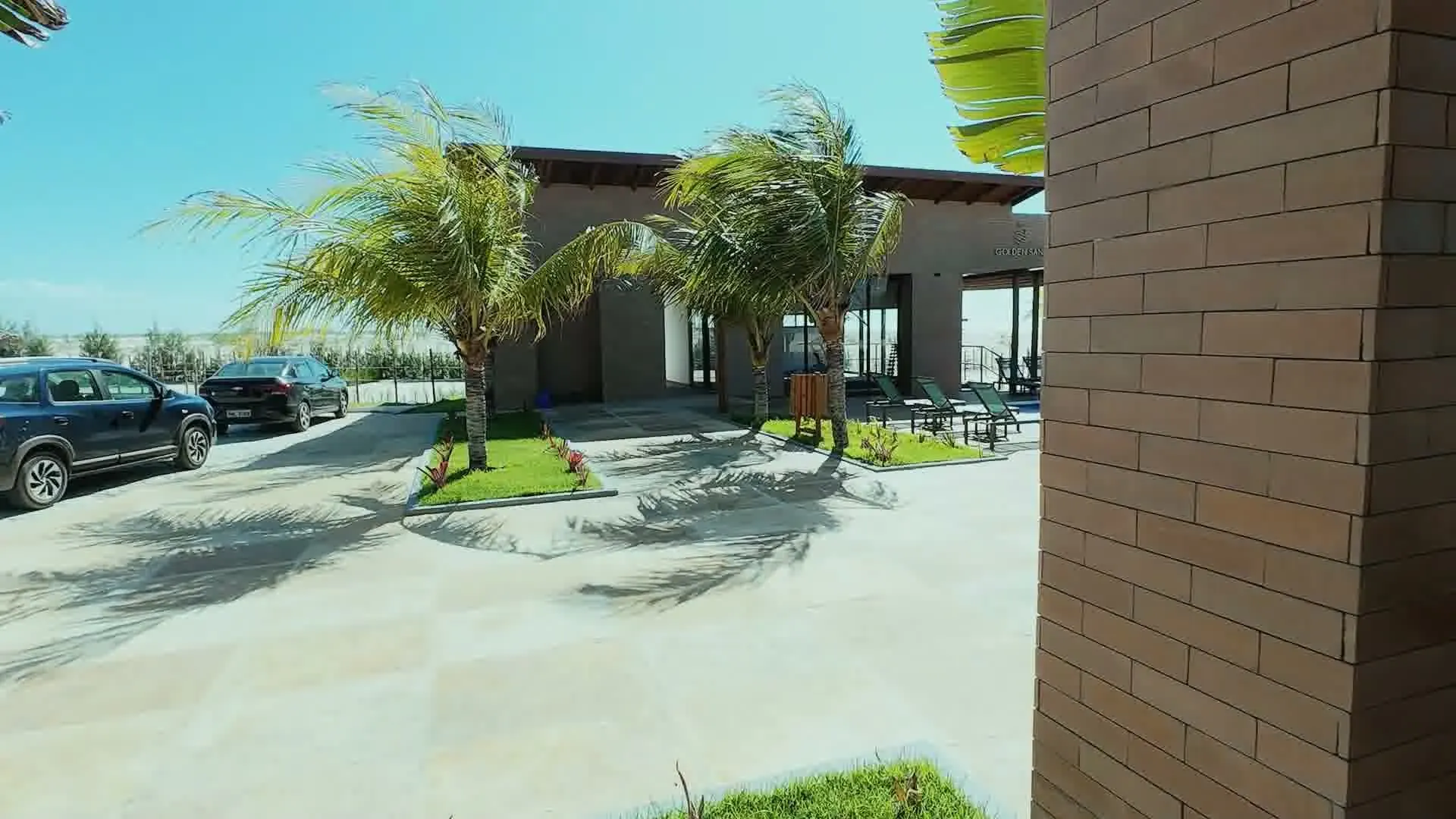 Entrada do clube com palmeiras