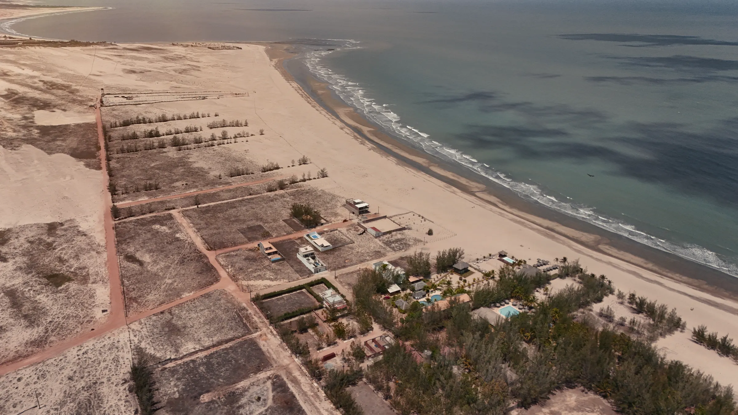 Vista aérea dos lotes ao longo da praia