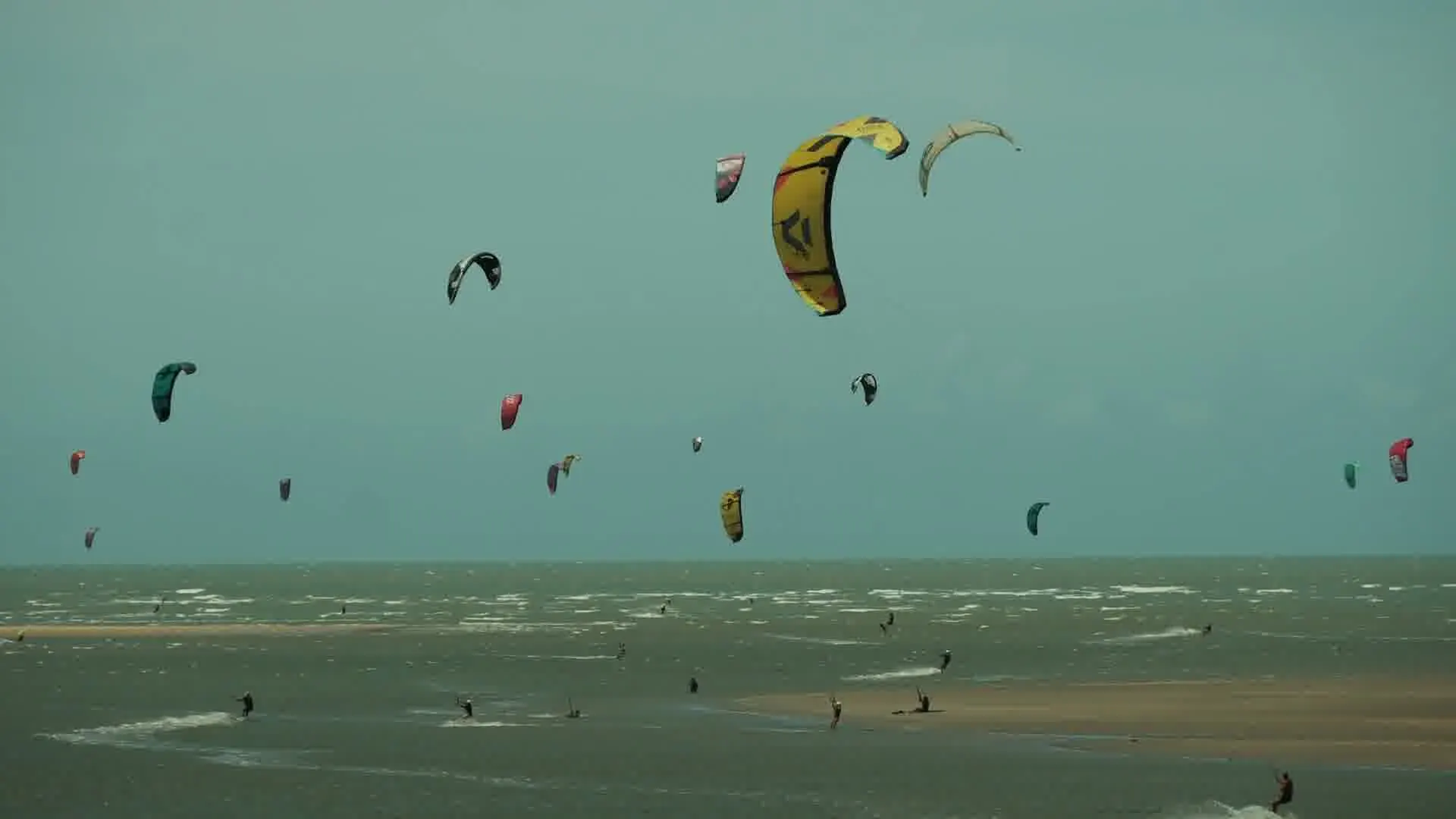 Kitesurfe na praia do Golden Sand