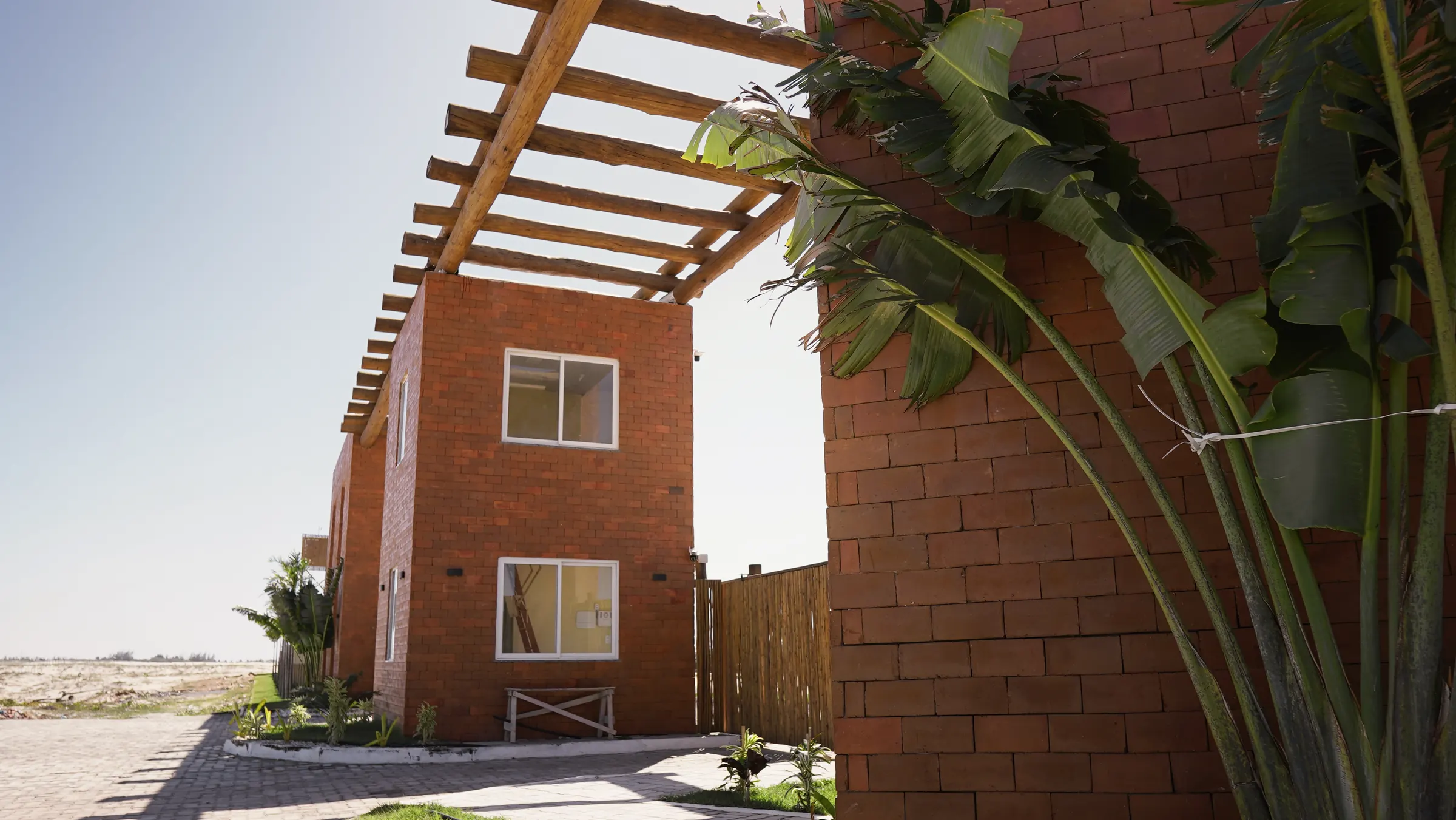 Casa de tijolos com pérgola no Golden Sand