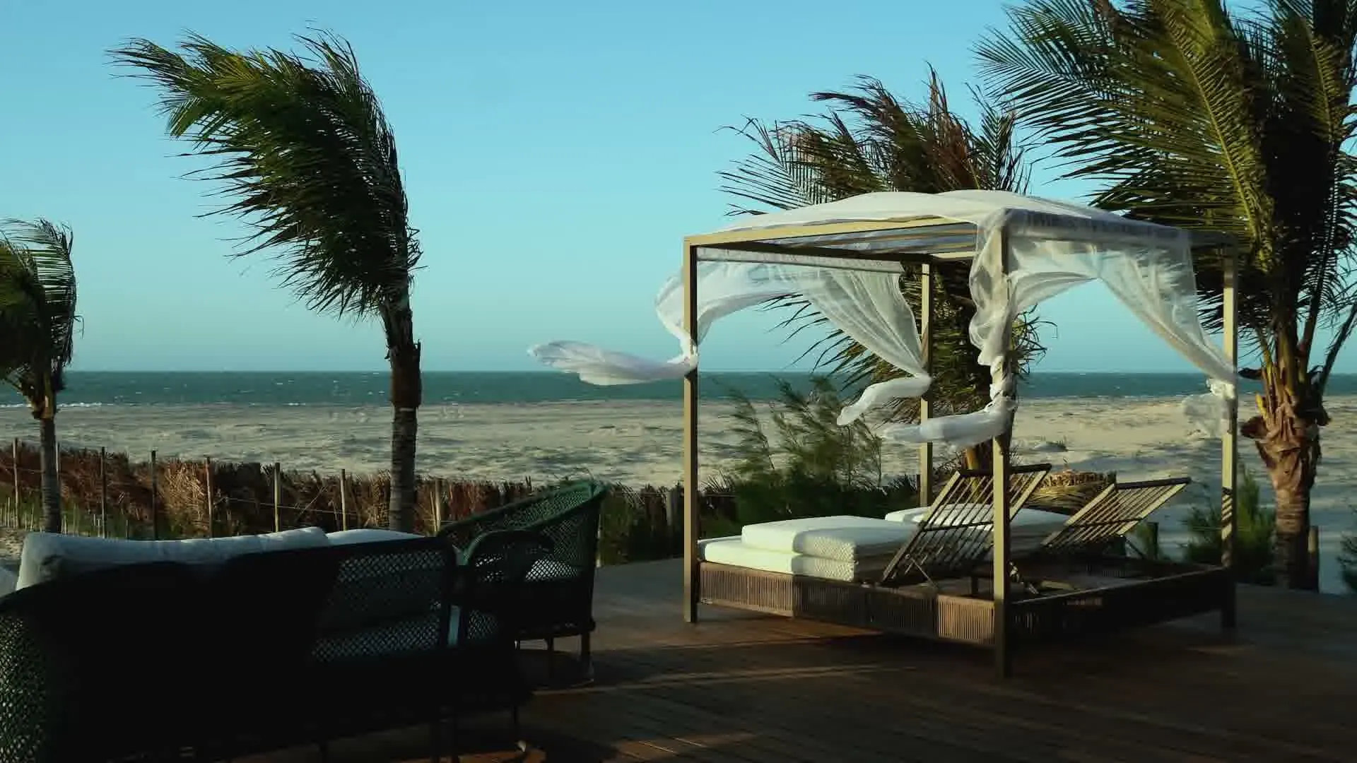 Deck com espreguiçadeiras de frente para a praia