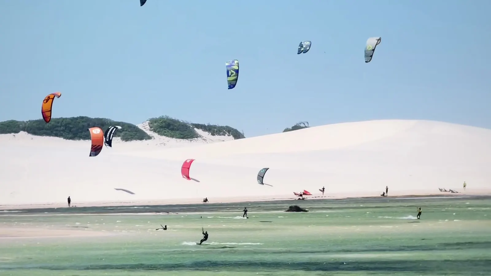 Kitesurfe sobre a lagoa e as dunas