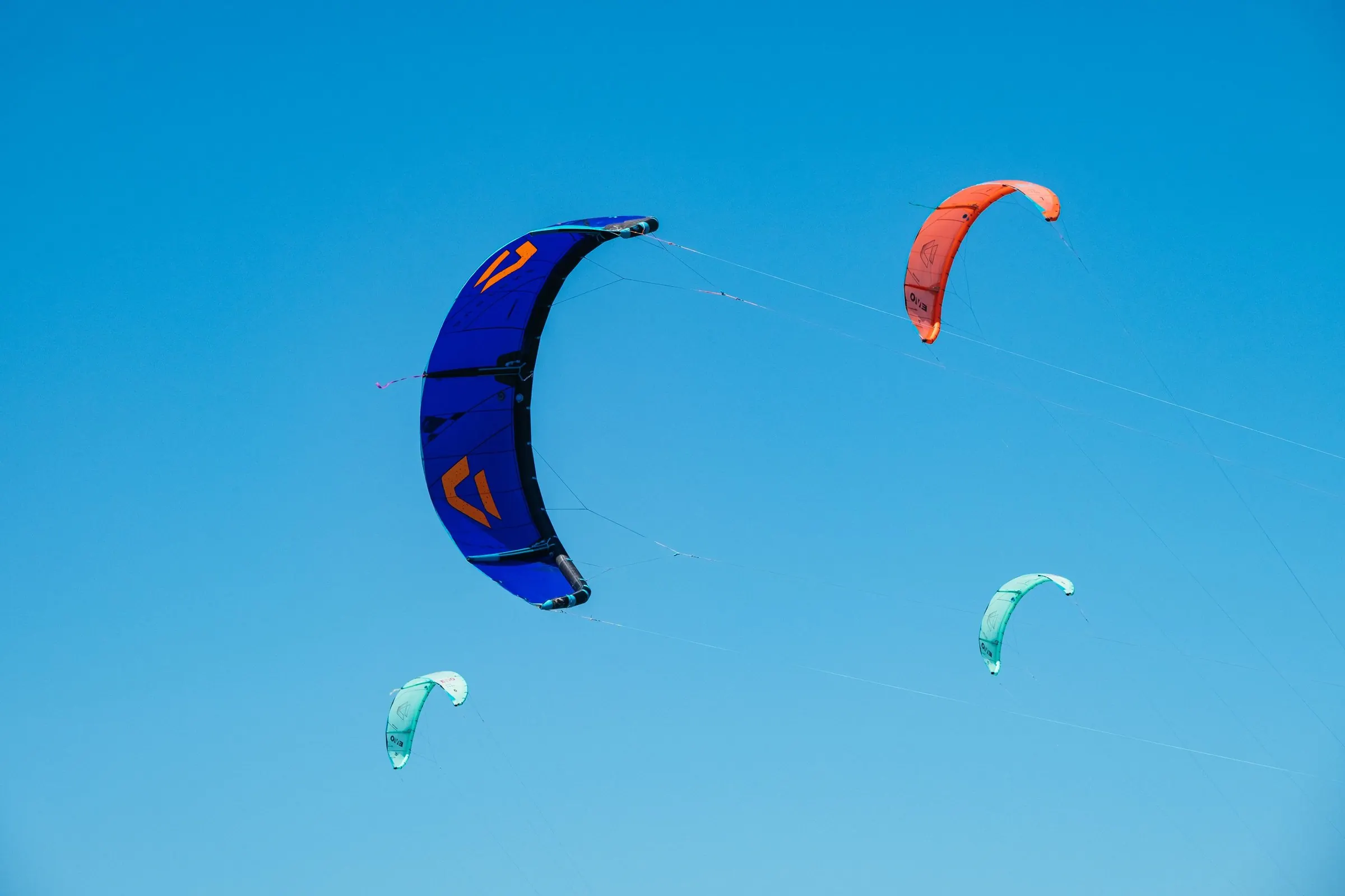 Pipas de kitesurfe no céu azul