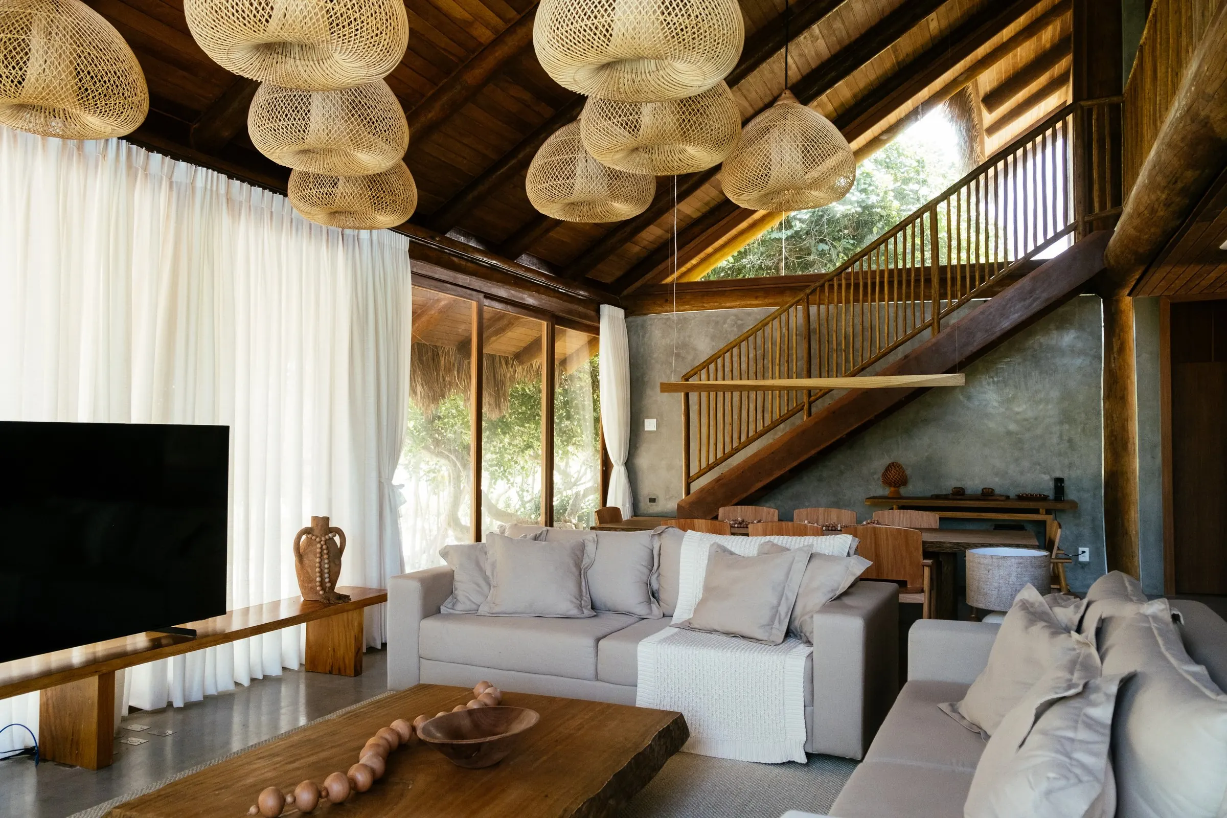 Sala de estar clara com materiais naturais