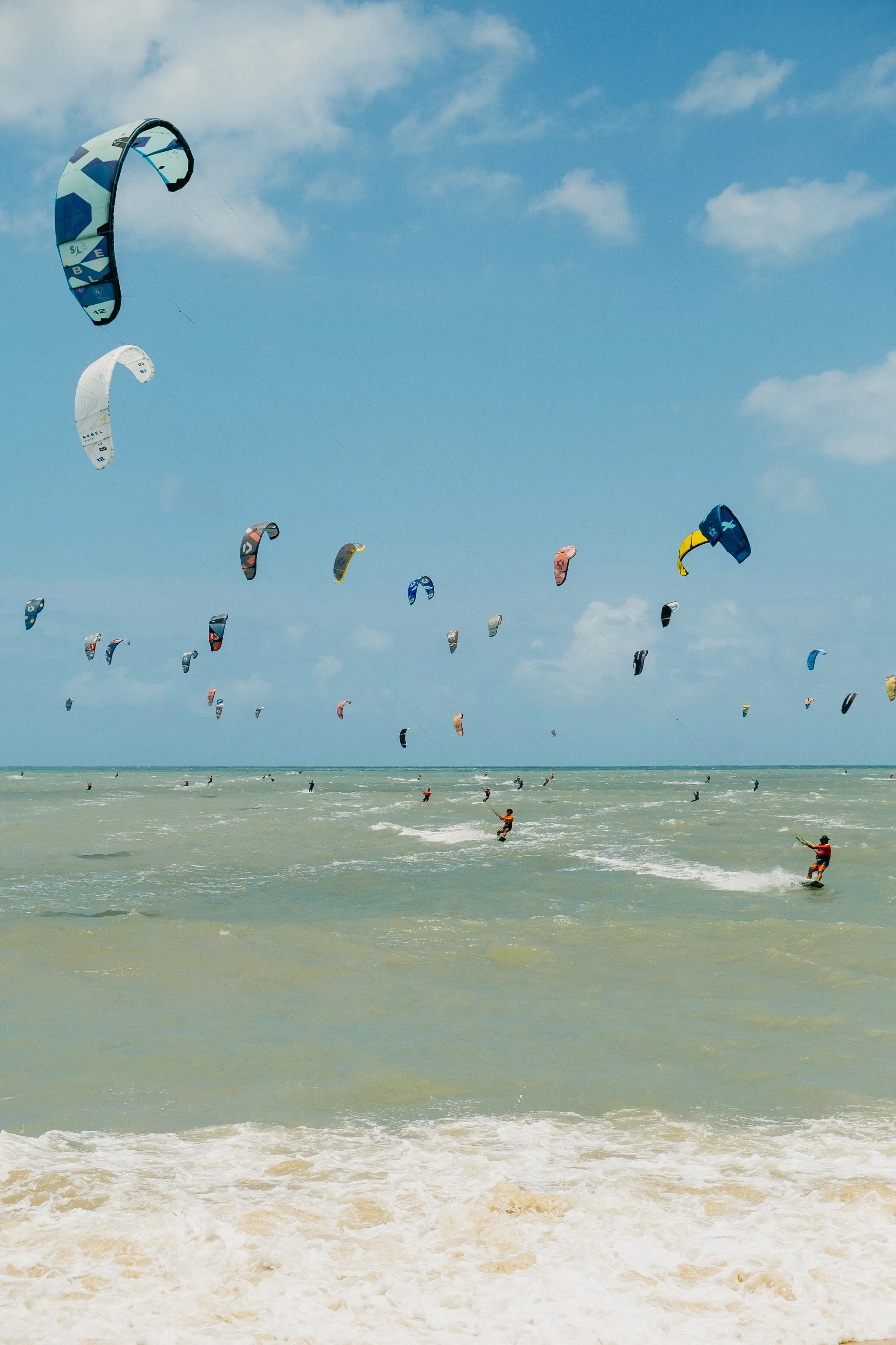 Pipas de kitesurfe no céu do Preá