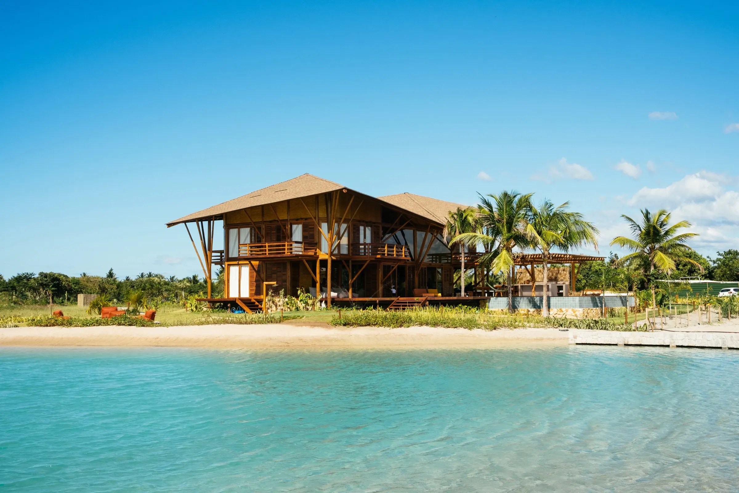 Casa de dois pavimentos na margem da lagoa